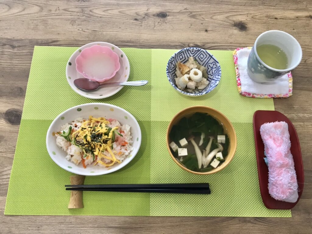 鹿児島デイサービス　スター倶楽部：昼食、食事 11月30日　メニュー「ちらし寿司」