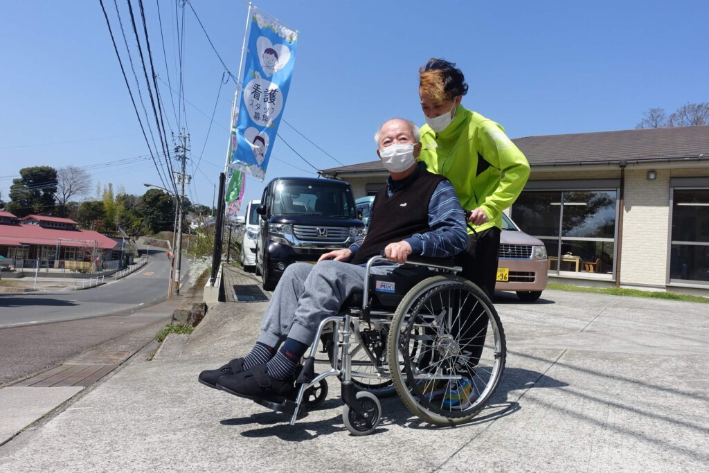 鹿児島ディサービス　散歩　車椅子