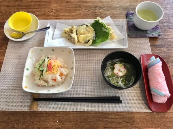 鹿児島 デイサービス 1日の流れ 手作り 昼食 お昼ご飯 株式会社デイサポートステーション　ちらし寿司