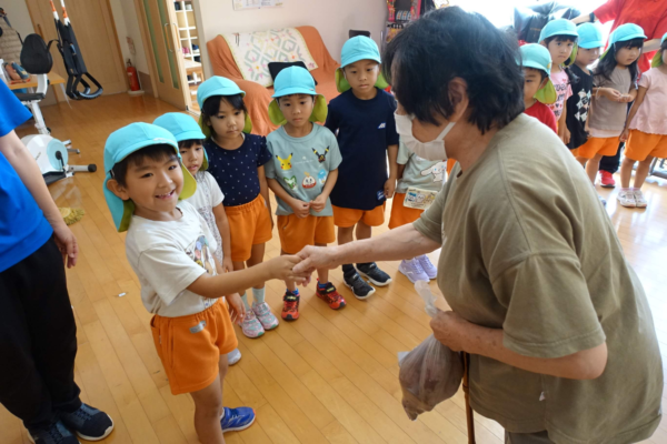 鹿児島　デイサービス　園児交流　サツマイモ