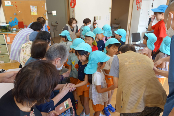 鹿児島　デイサービス　園児交流　サツマイモ