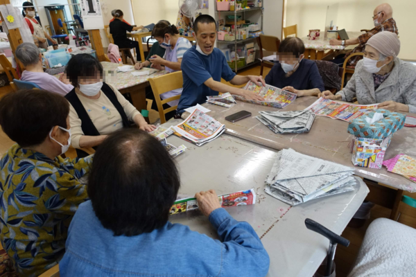 鹿児島　デイサービス　創作活動　ゴミ箱作り