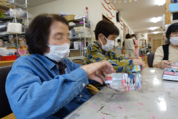 鹿児島　デイサービス　創作活動　ゴミ箱作り