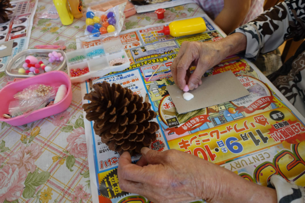 鹿児島　デイサービス　創作活動　松ぼっくり　クリスマス