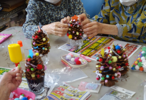 鹿児島　デイサービス　創作活動　松ぼっくり　クリスマス