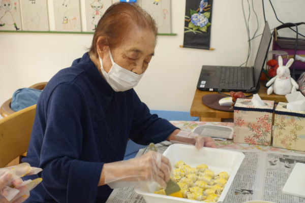 鹿児島ディサービス　おやつ作り　チョコパイ