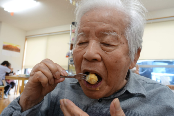 鹿児島ディサービス　おやつ作り　チョコパイ