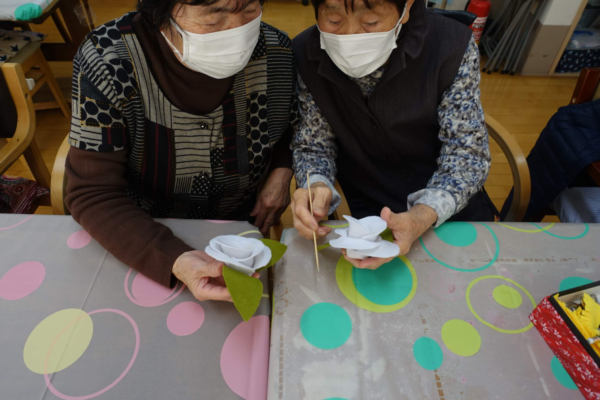 鹿児島　デイサービス　創作活動　フェルト　椿