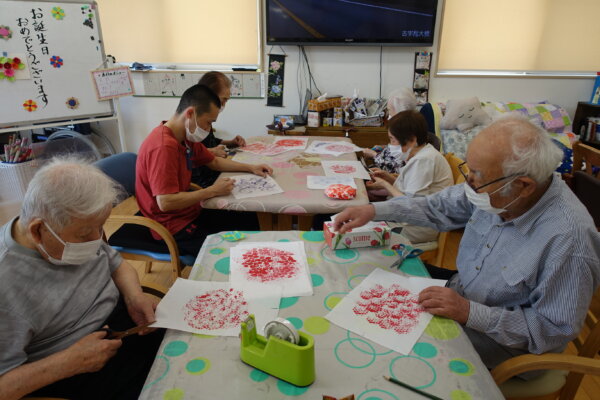 鹿児島　デイサービス　創作活動　紫陽花　壁紙作り