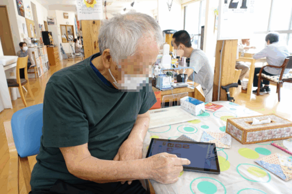 鹿児島ディサービス　脳活性化　タブレット