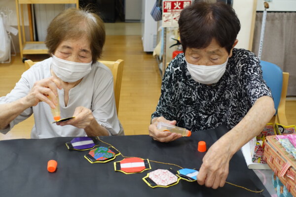 鹿児島　デイサービス　創作活動　壁紙作り　８月