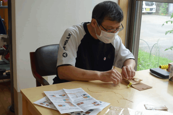 鹿児島デイサービス　創作活動　レザークラフト