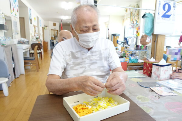 鹿児島　デイサービス　創作活動　貼り絵　ひまわり