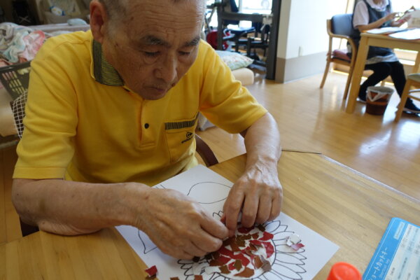 鹿児島　デイサービス　創作活動　貼り絵　ひまわり