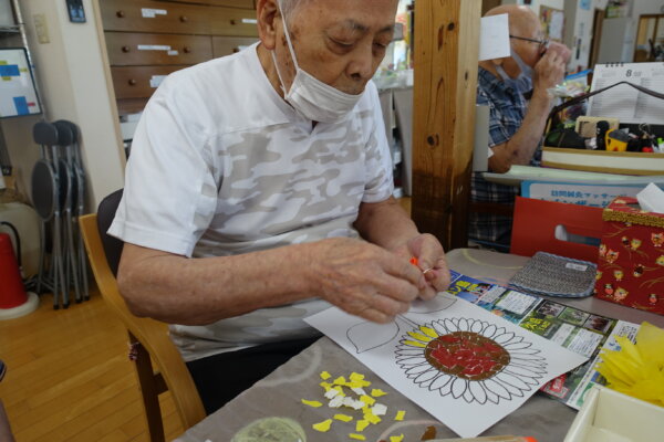 鹿児島　デイサービス　創作活動　貼り絵　ひまわり
