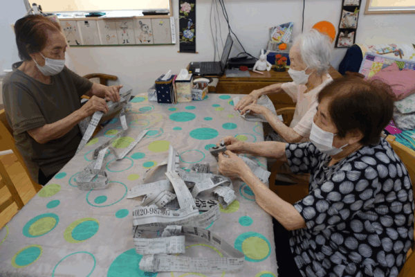 鹿児島デイサービス　レク活動　新聞紙