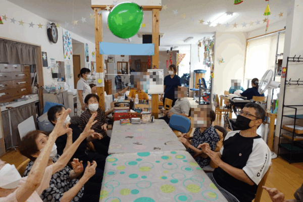 鹿児島デイサービス　レク活動　風船バレー