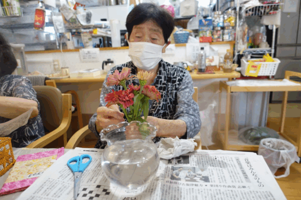 鹿児島デイサービス　百日草　生け花