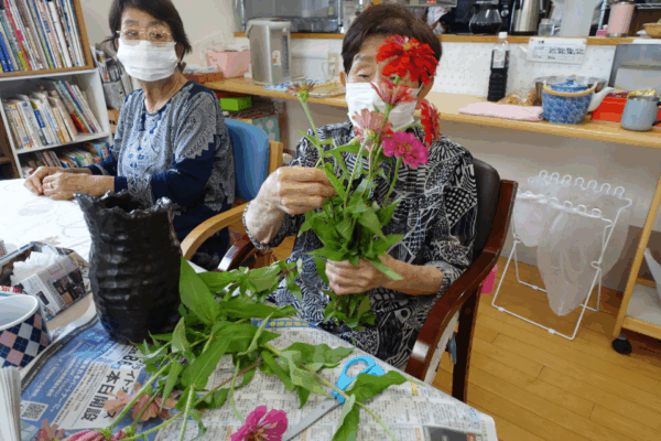 鹿児島デイサービス　創作活動　生け花