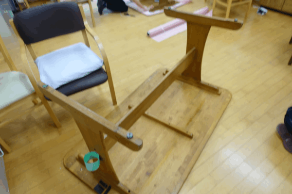 鹿児島デイサービス　テーブルクロス　取り付け