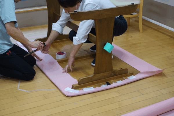 鹿児島デイサービス　テーブルクロス　取り付け