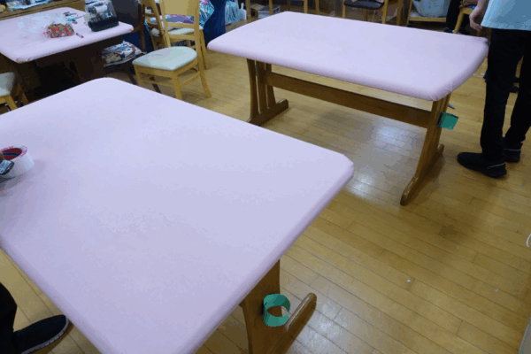 鹿児島デイサービス　テーブルクロス　取り付け