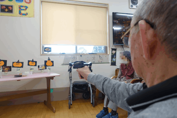 鹿児島デイサービス レク活動 射的大会