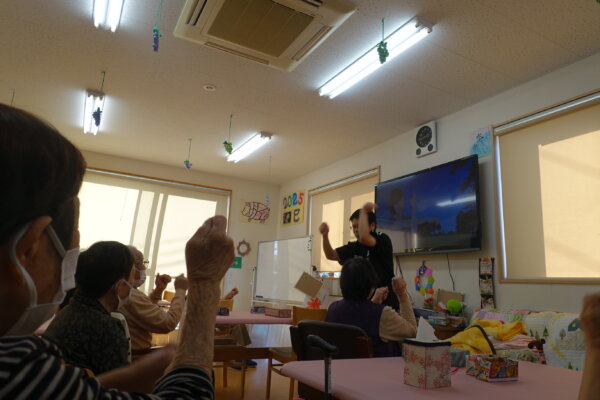 鹿児島 デイサービス 体操 笑い