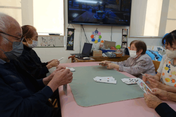 鹿児島デイサービス　レク活動　トランプ