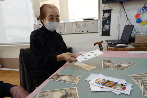 鹿児島デイサービス　レク活動　トランプ