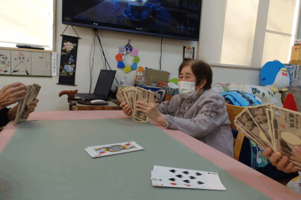 鹿児島デイサービス　レク活動　トランプ