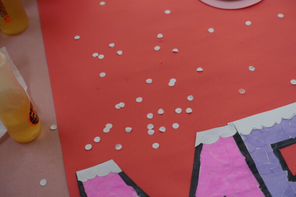 鹿児島　デイサービス　創作活動　壁紙作り