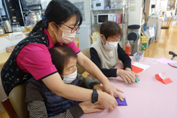 鹿児島　デイサービス　創作活動　コマ　正月