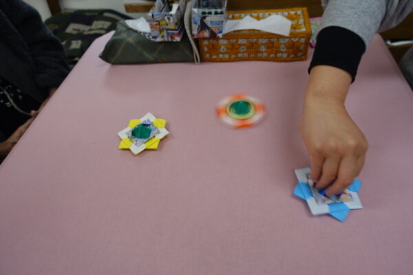 鹿児島　デイサービス　創作活動　コマ　正月