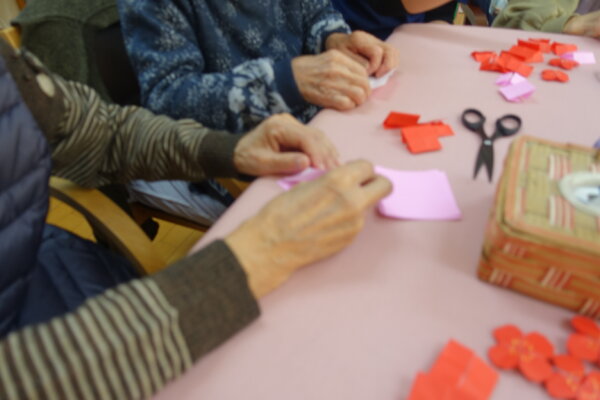 鹿児島　デイサービス　創作活動　梅　花　折り紙