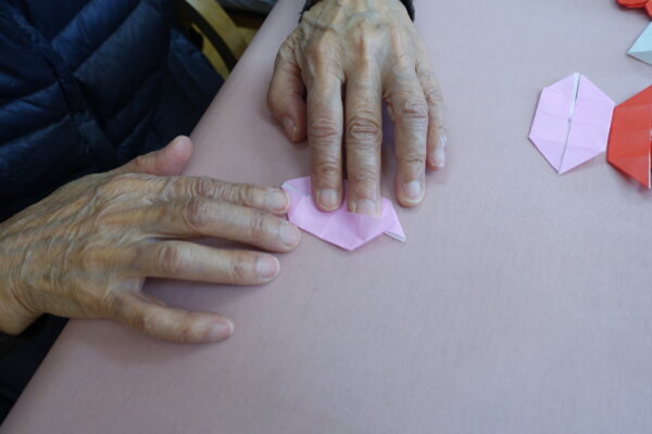 鹿児島　デイサービス　創作活動　梅　花　折り紙