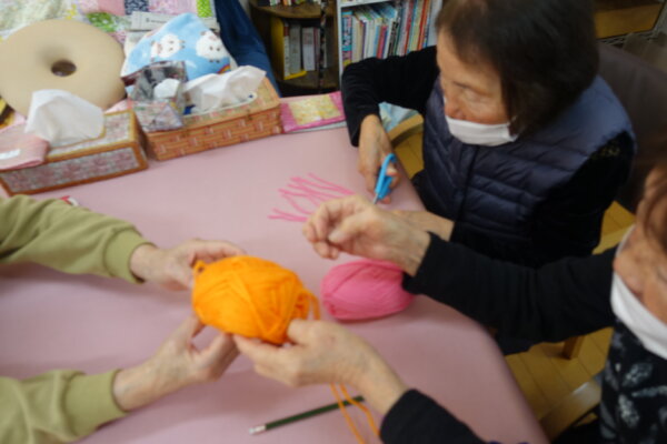 鹿児島　デイサービス　創作活動　壁紙作成　鈴かけ馬