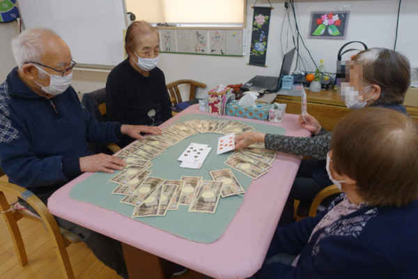 鹿児島ディサービス　レク活動　トランプ