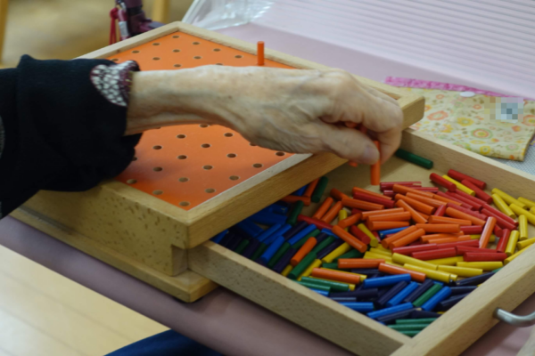 鹿児島ディサービス ペグボード 手指巧緻性