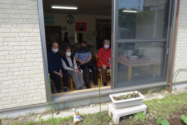 鹿児島ディサービス　園芸　苗植え