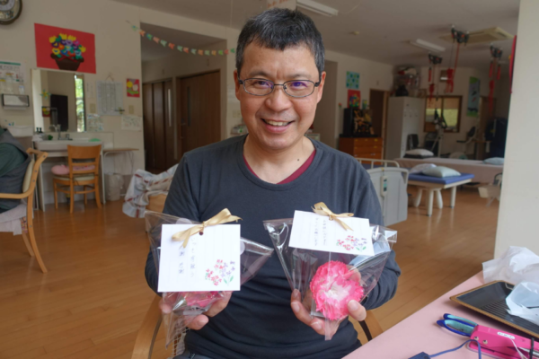 鹿児島ディサービス　母の日　プレゼント作成