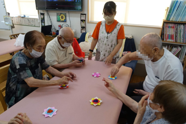 鹿児島ディサービス　創作活動　花コマ