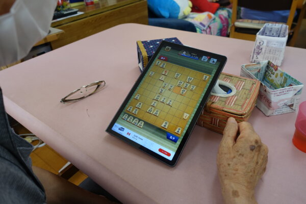 鹿児島　デイサービス　余暇活動　将棋　タブレット