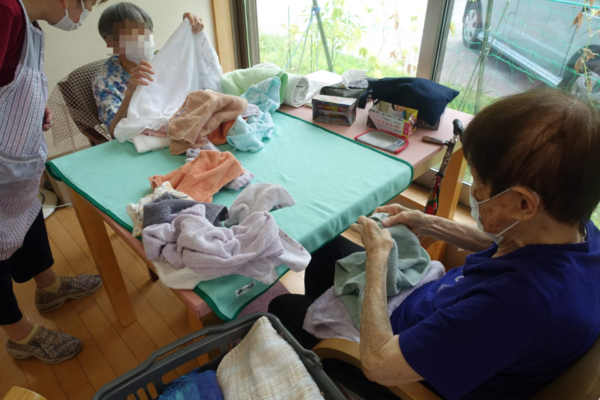 鹿児島ディサービス　洗濯物　手指動作