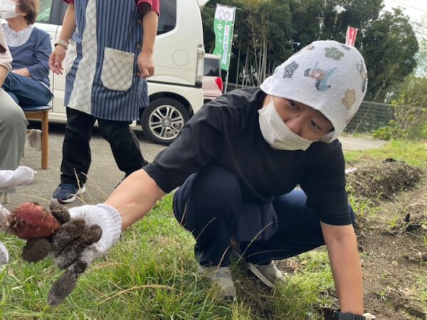 鹿児島　デイサービス　園芸活動　芋掘り