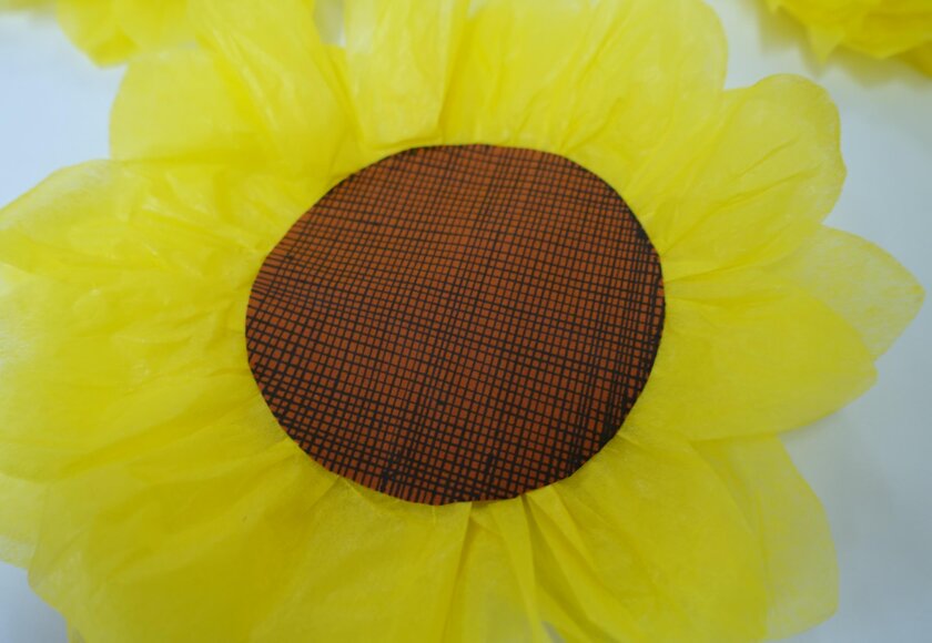 鹿児島デイサービス スター倶楽部よしの 飾り作り ひまわり