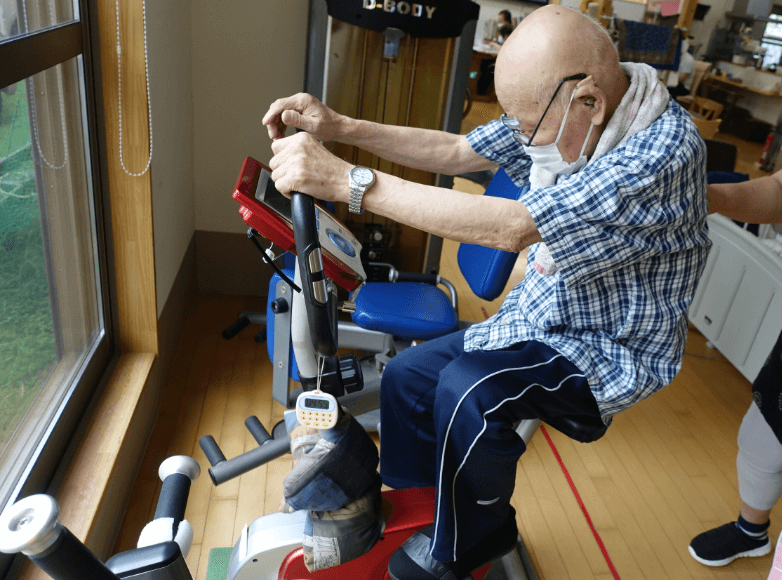 鹿児島ディサービス　マシントレーニング　自転車漕ぎ