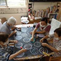 鹿児島ディサービス 創作活動 貼り付け作業