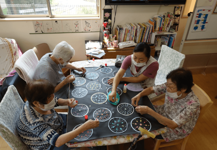 鹿児島ディサービス　創作活動　貼り付け作業　
