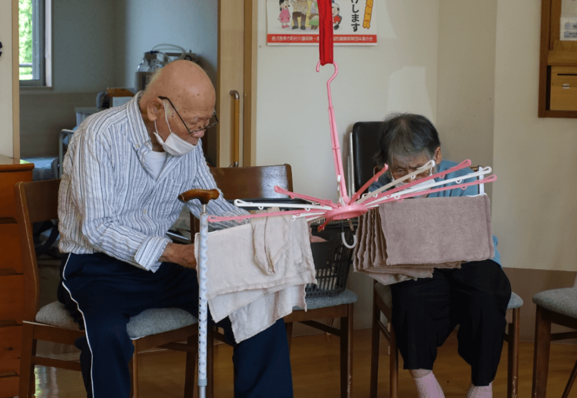 鹿児島ディサービス　洗濯物干し　仲良く